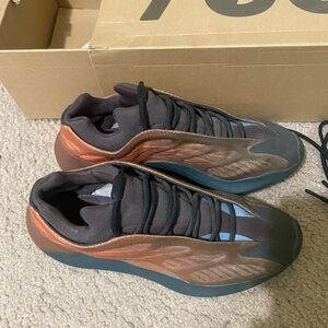 Yeezy 700 v3 Sneakers
